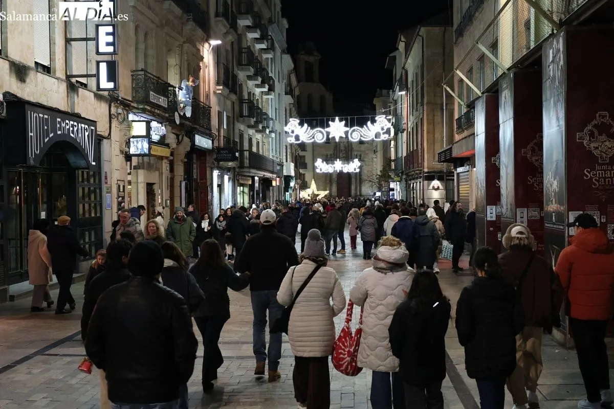 Ambiente en Salamanca en la tarde-noche de este sábado, 27 de diciembre. Fotos: David Sañudo