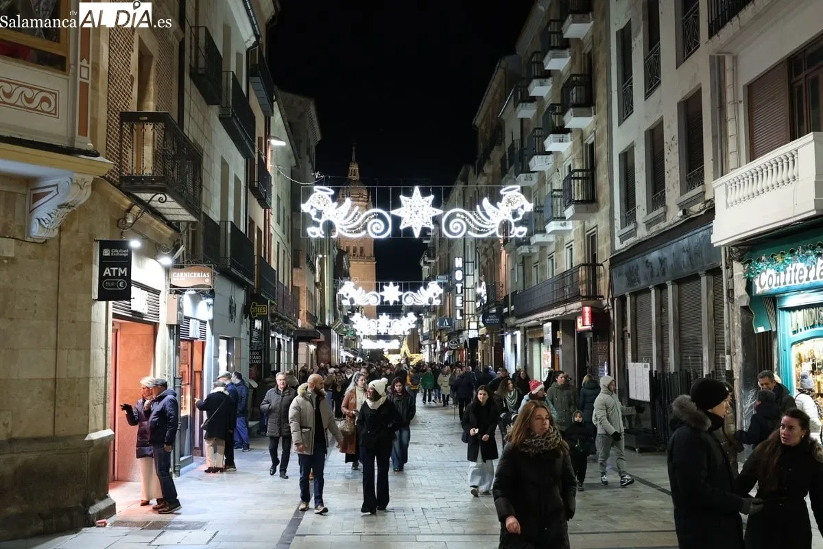 Ambiente en Salamanca en la tarde-noche de este sábado, 27 de diciembre. Fotos: David Sañudo