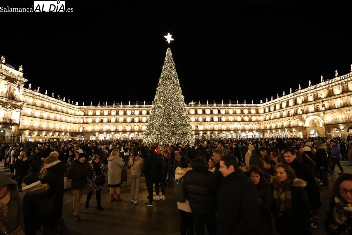 Ambiente en Salamanca en la tarde-noche de este sábado, 27 de diciembre. Fotos: David Sañudo