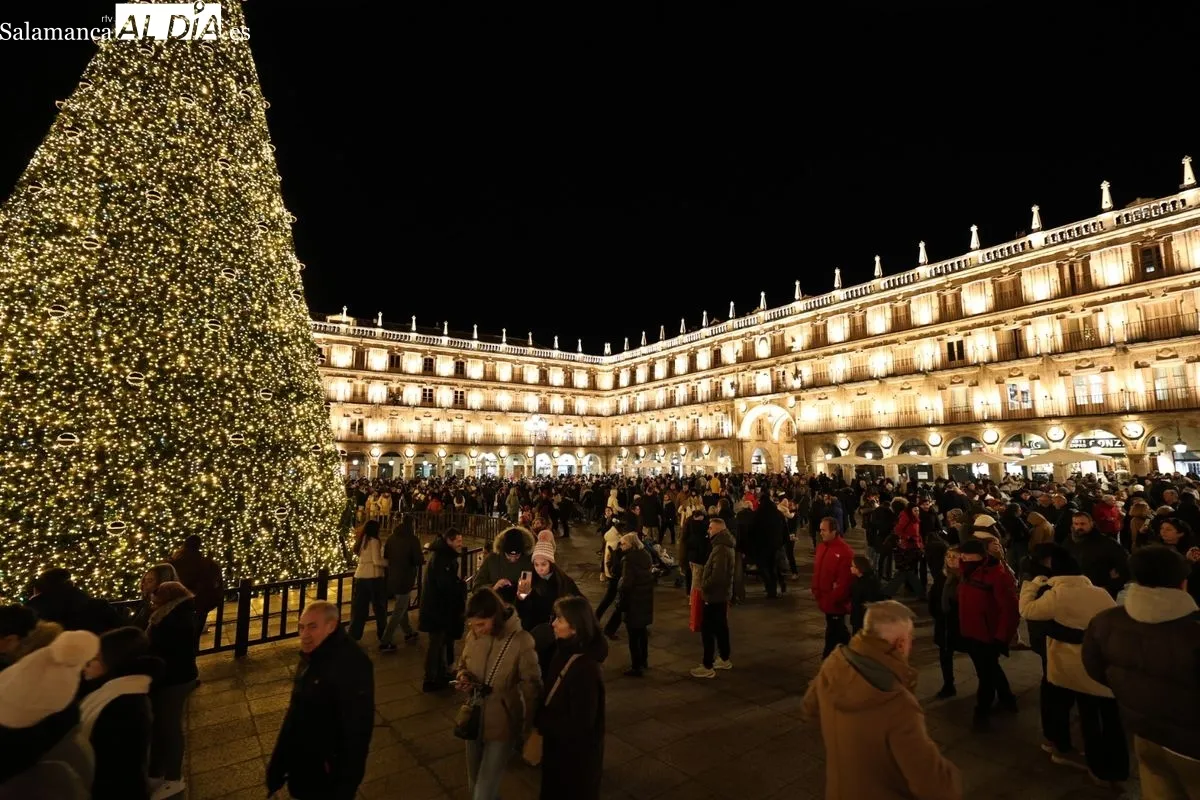 Ambiente en Salamanca en la tarde-noche de este sábado, 27 de diciembre. Fotos: David Sañudo
