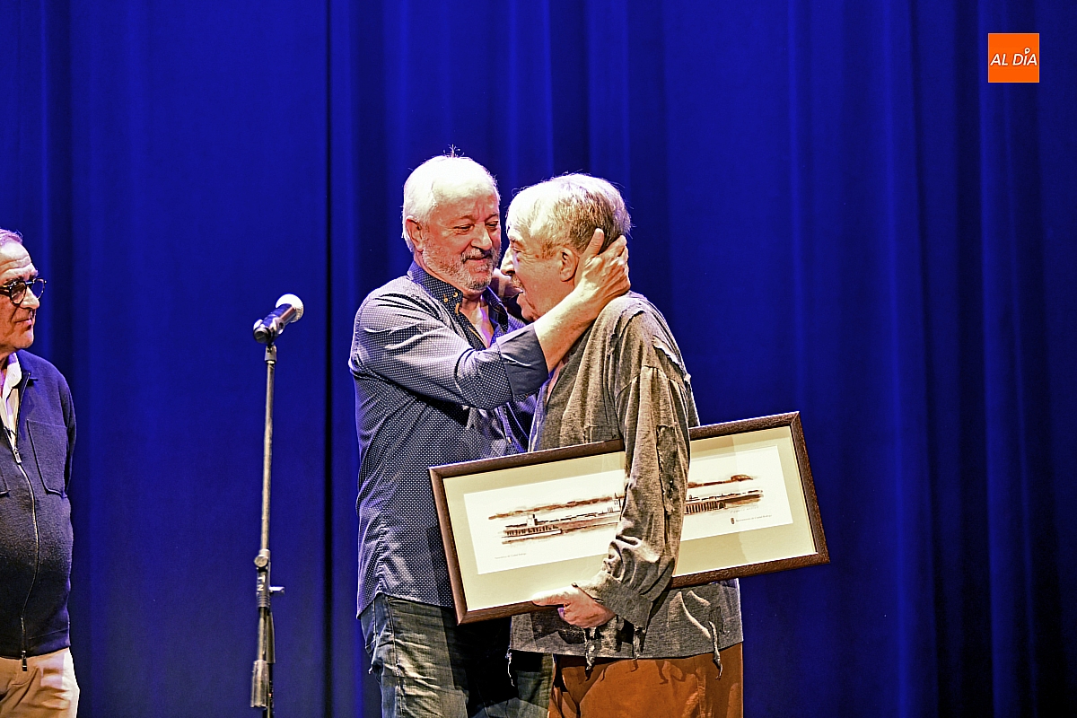 Gran aplauso al Teatro de Ciudad Rodrigo en su 125 aniversario con Lauren y Mundi