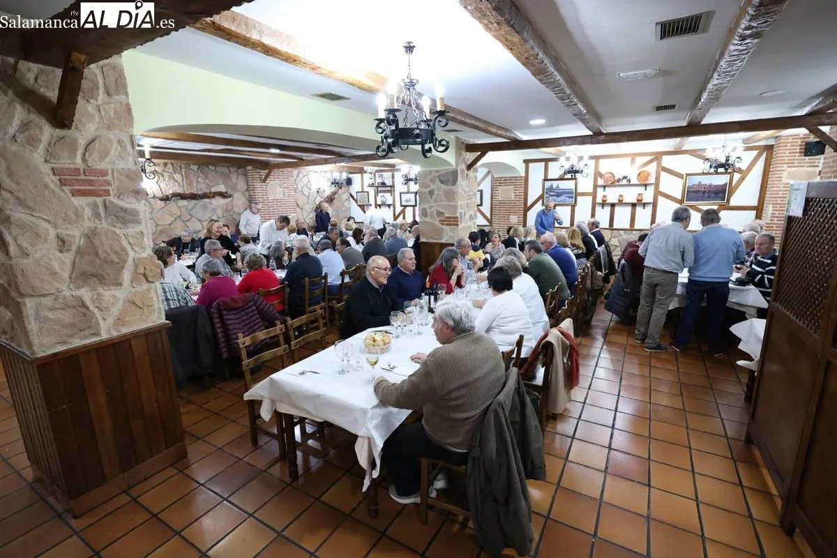 Los jubilados de la Policía Local de Salamanca estrechan lazos en su tradicional encuentro navideño. Foto de David Sañudo