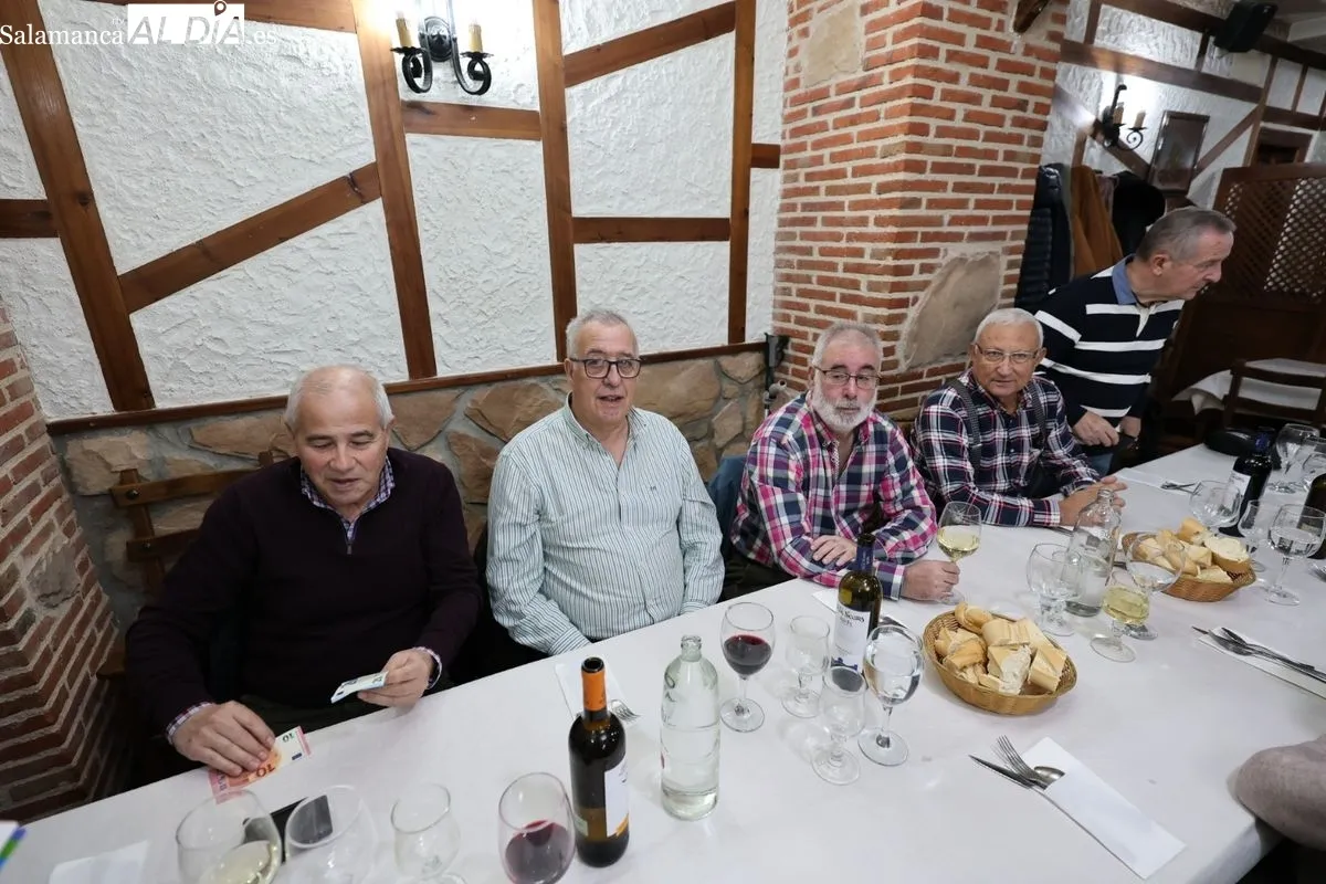 Los jubilados de la Policía Local de Salamanca estrechan lazos en su tradicional encuentro navideño. Foto de David Sañudo