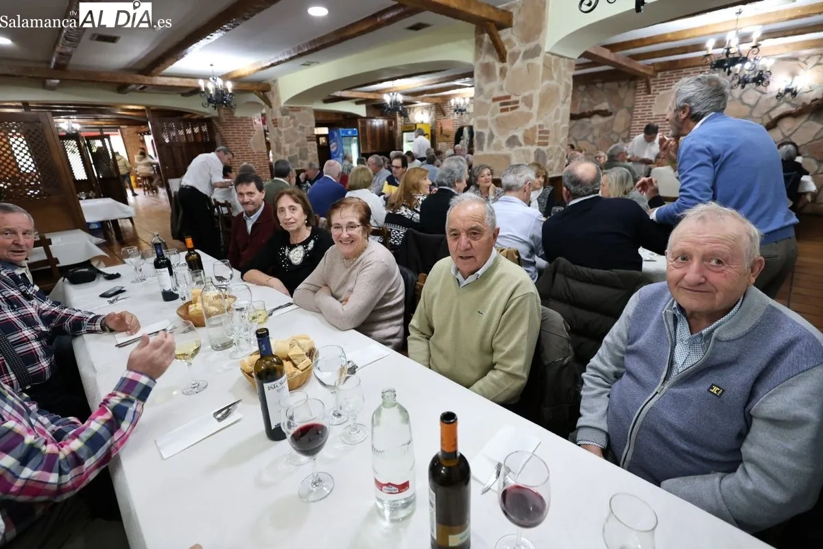 Los jubilados de la Policía Local de Salamanca estrechan lazos en su tradicional encuentro navideño. Foto de David Sañudo