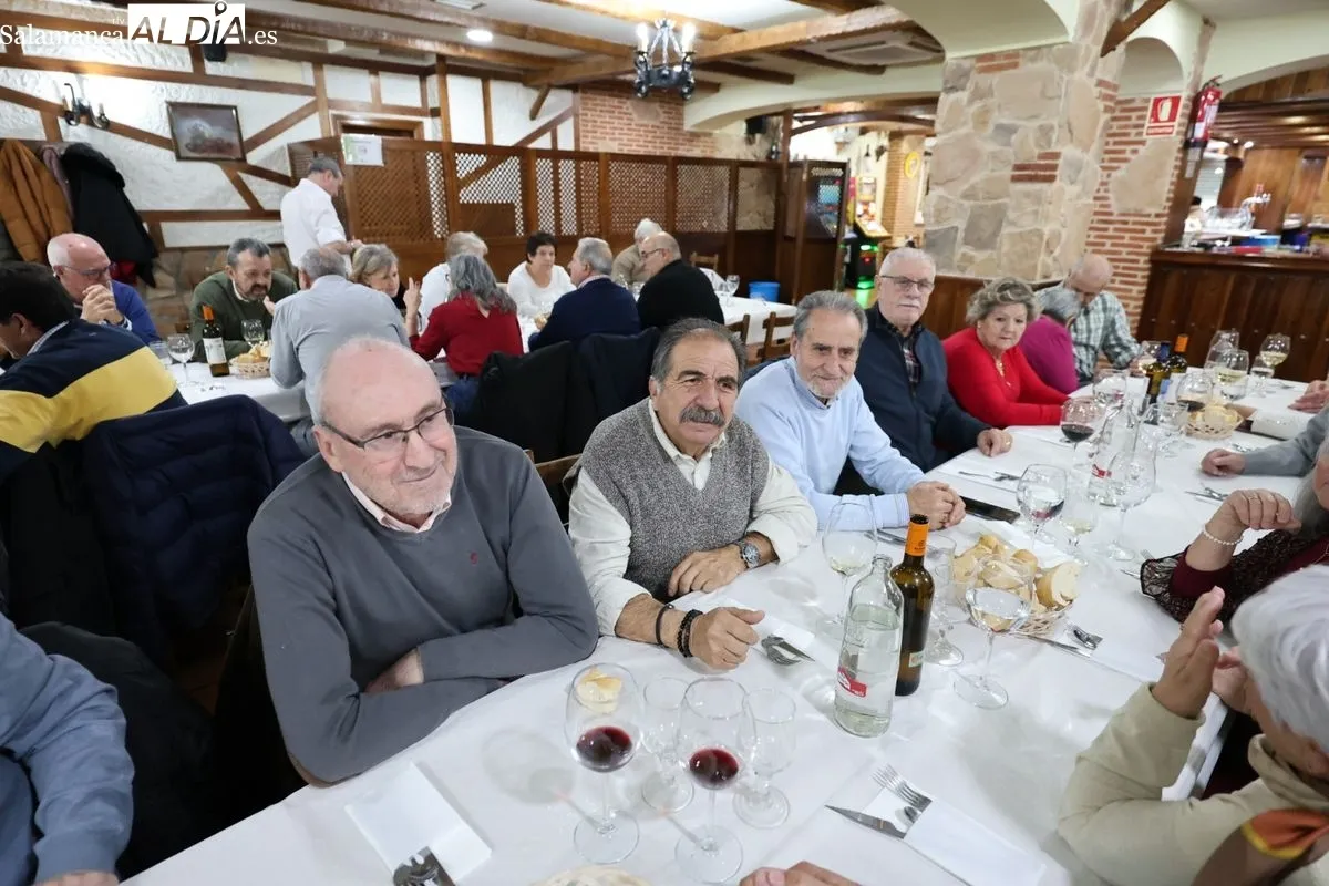 Los jubilados de la Policía Local de Salamanca estrechan lazos en su tradicional encuentro navideño. Foto de David Sañudo
