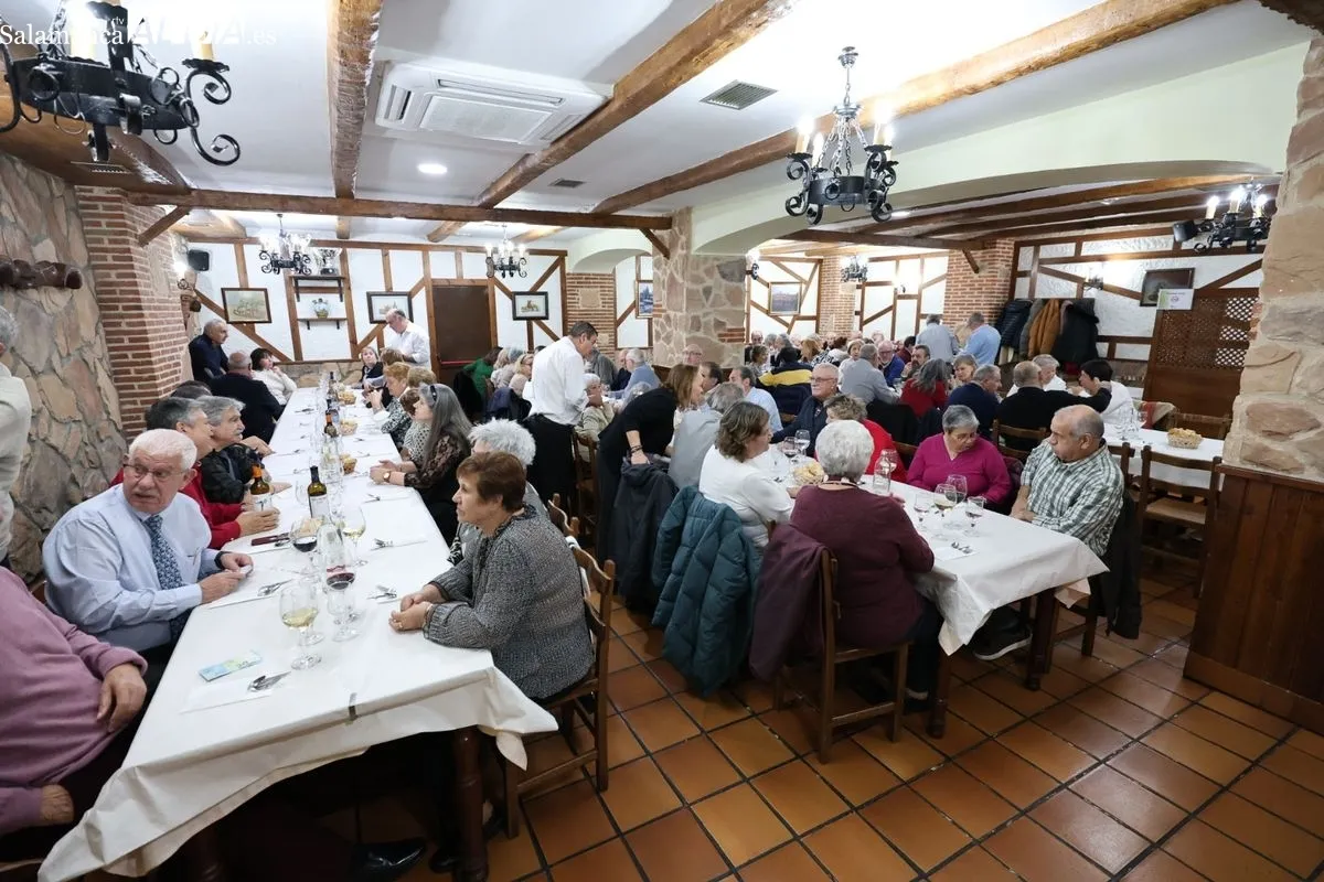 Los jubilados de la Policía Local de Salamanca estrechan lazos en su tradicional encuentro navideño. Foto de David Sañudo