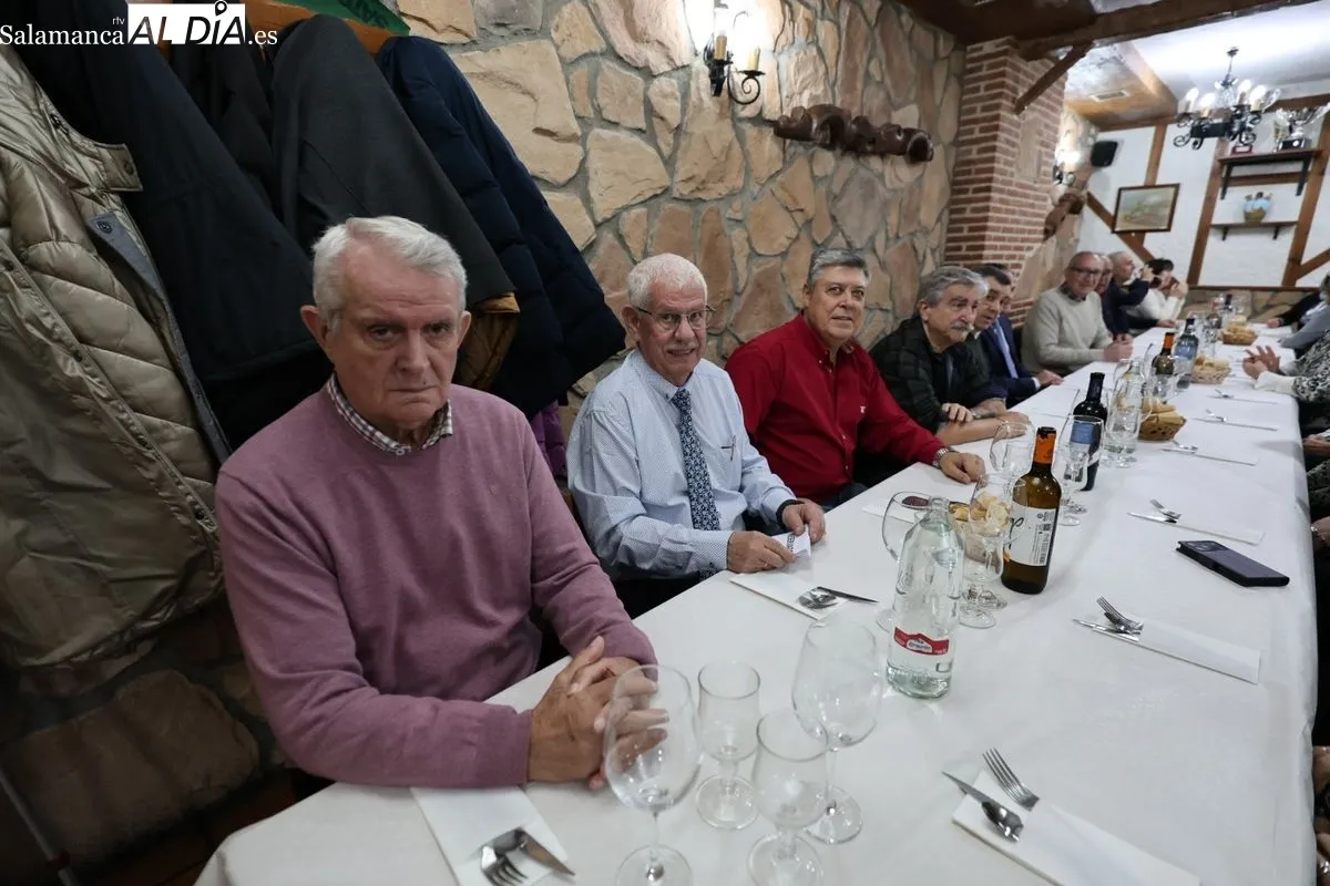 Los jubilados de la Policía Local de Salamanca estrechan lazos en su tradicional encuentro navideño. Foto de David Sañudo