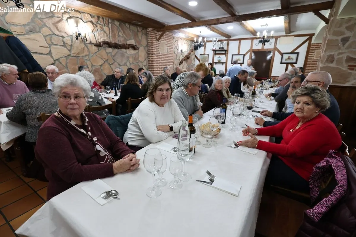 Los jubilados de la Policía Local de Salamanca estrechan lazos en su tradicional encuentro navideño. Foto de David Sañudo