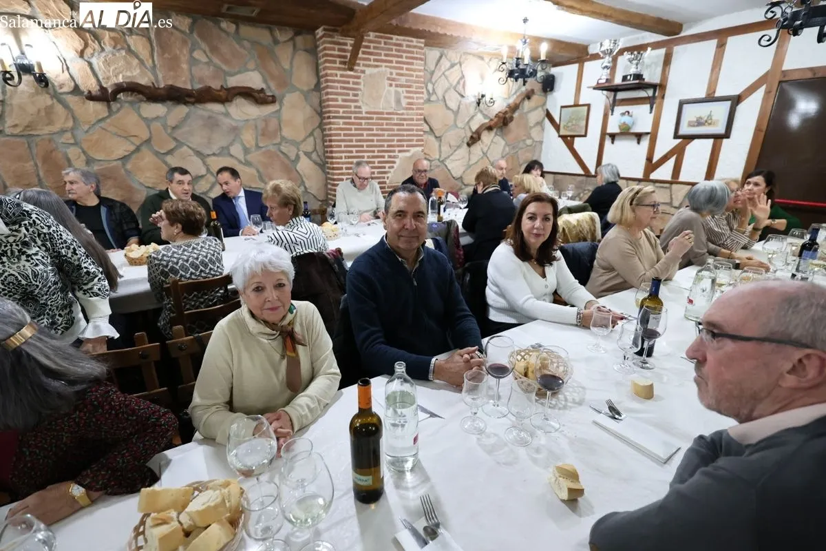 Los jubilados de la Policía Local de Salamanca estrechan lazos en su tradicional encuentro navideño. Foto de David Sañudo