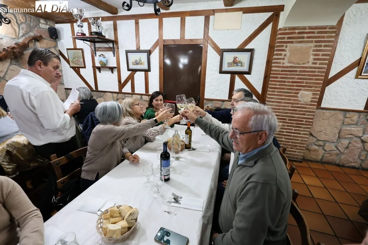 Los jubilados de la Policía Local de Salamanca estrechan lazos en su tradicional encuentro navideño. Foto de David Sañudo