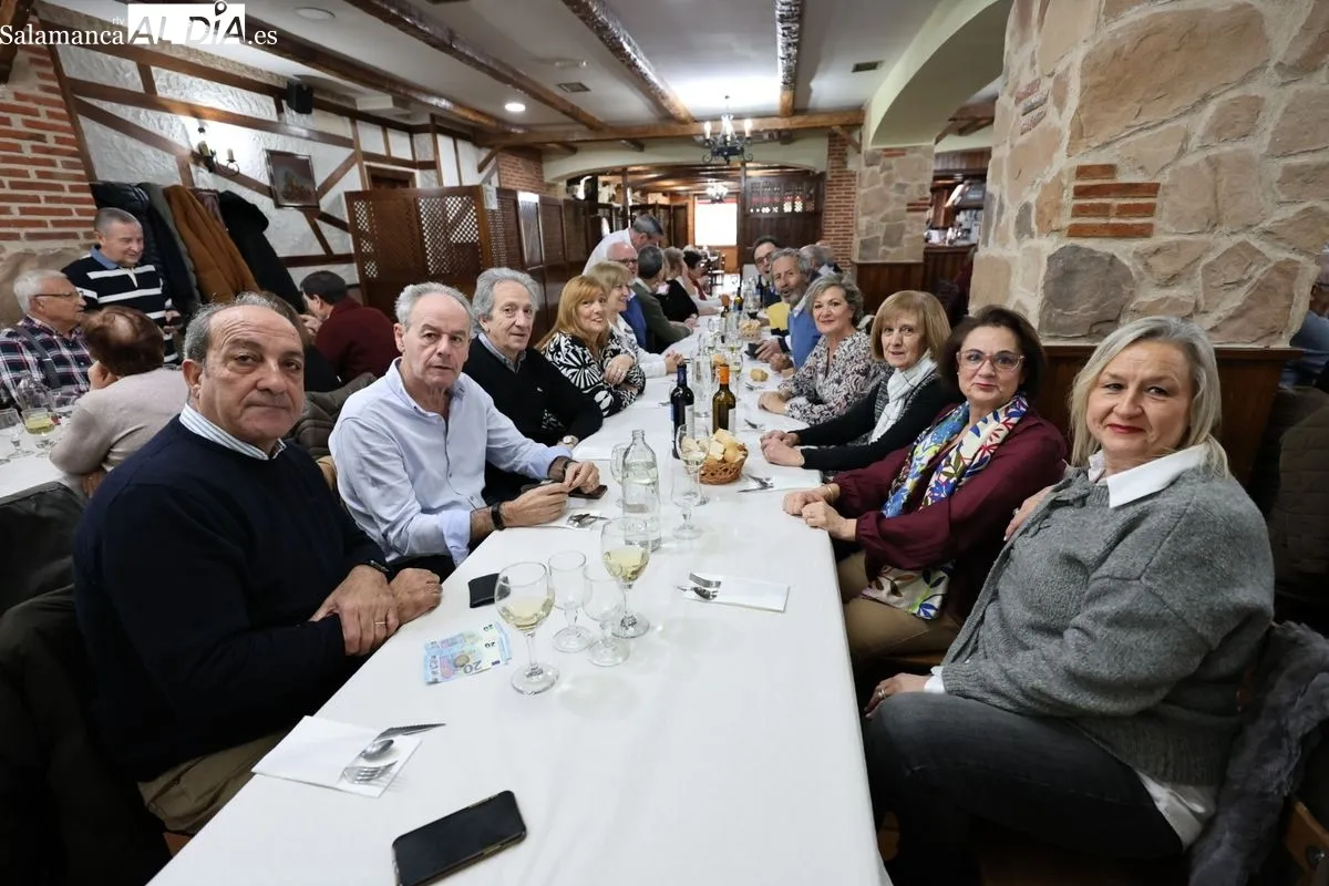 Los jubilados de la Policía Local de Salamanca estrechan lazos en su tradicional encuentro navideño. Foto de David Sañudo