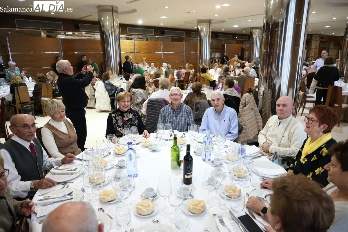 La Asociación de Mayores Iberdrola Salamanca ha celebrado este viernes su tradicional encuentro de confraternidad con motivo de las fechas navideñas. Foto de David Sañudo