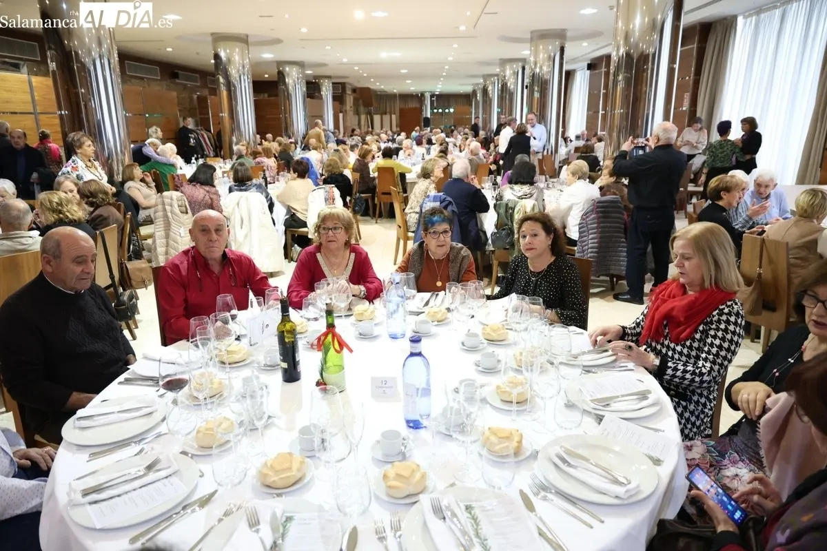 La Asociación de Mayores Iberdrola Salamanca ha celebrado este viernes su tradicional encuentro de confraternidad con motivo de las fechas navideñas. Foto de David Sañudo