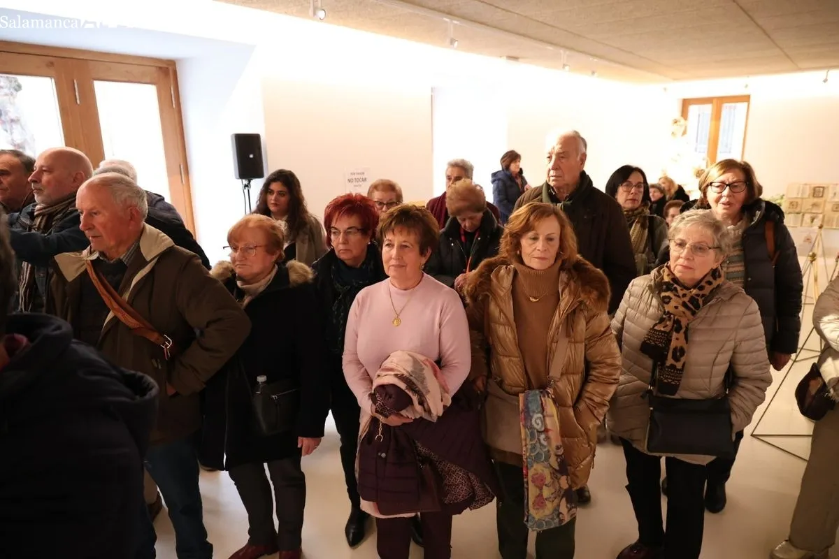 El diputado de Cultura, David Mingo, ha inaugurado en el Instituto de las Identidades un belén sostenible realizado por la Agrupación de Mujeres Damajuanas de Fuenteguinaldo. Foto de David Sañudo