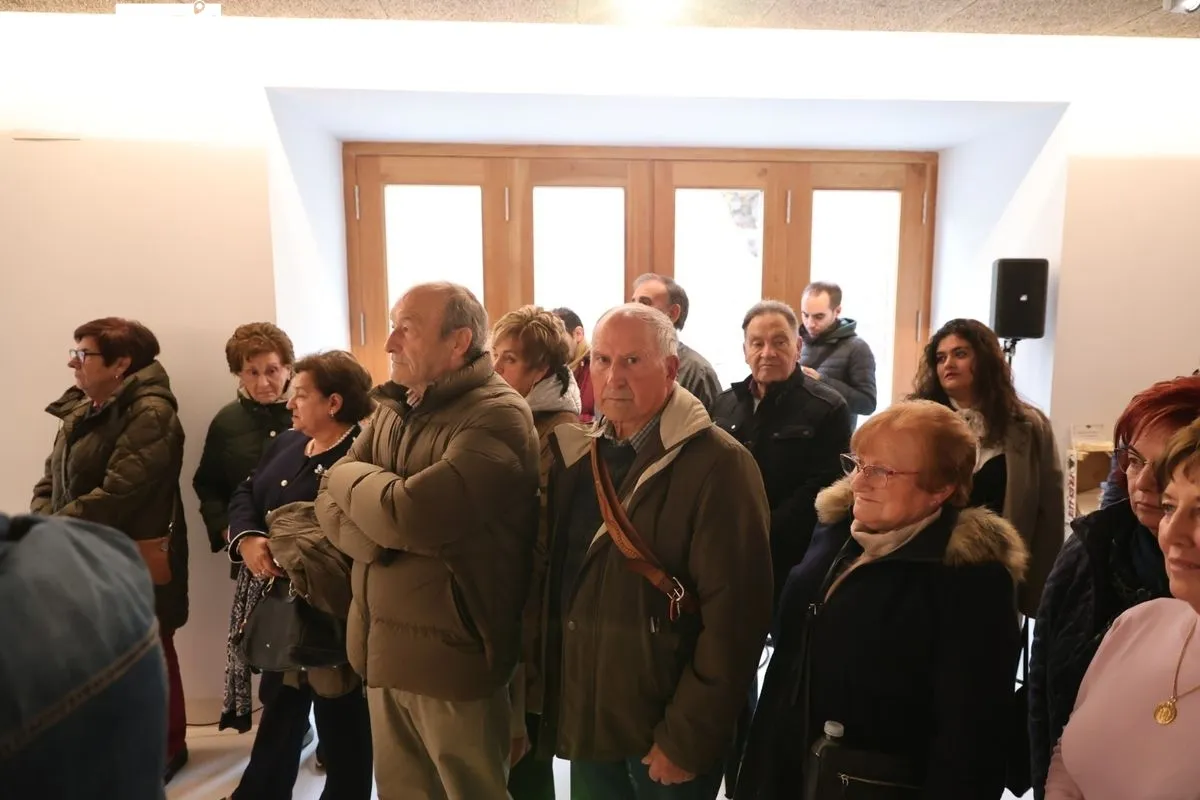 El diputado de Cultura, David Mingo, ha inaugurado en el Instituto de las Identidades un belén sostenible realizado por la Agrupación de Mujeres Damajuanas de Fuenteguinaldo. Foto de David Sañudo