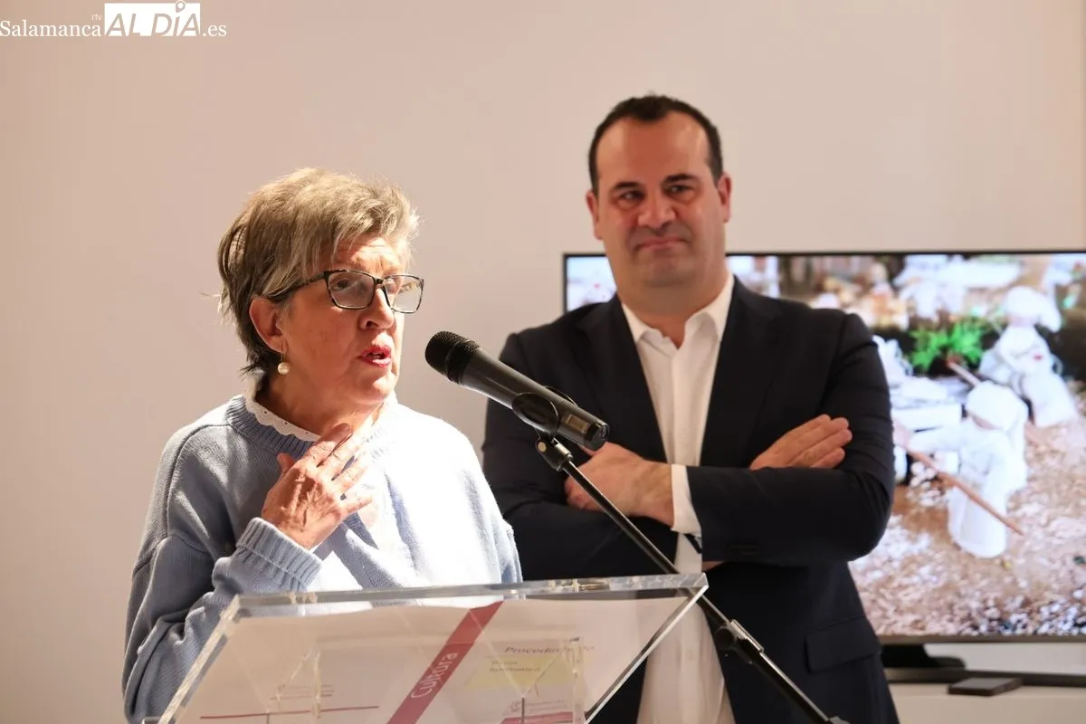 El diputado de Cultura, David Mingo, ha inaugurado en el Instituto de las Identidades un belén sostenible realizado por la Agrupación de Mujeres Damajuanas de Fuenteguinaldo. Foto de David Sañudo