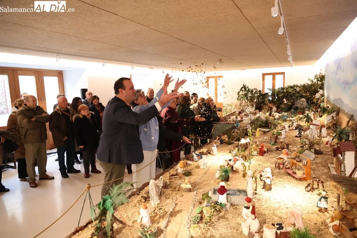El diputado de Cultura, David Mingo, ha inaugurado en el Instituto de las Identidades un belén sostenible realizado por la Agrupación de Mujeres Damajuanas de Fuenteguinaldo. Foto de David Sañudo