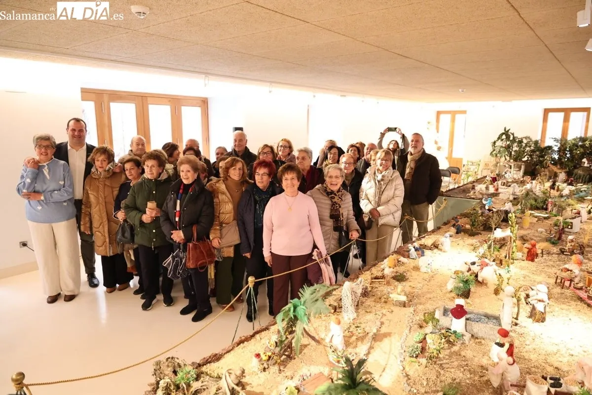 El diputado de Cultura, David Mingo, ha inaugurado en el Instituto de las Identidades un belén sostenible realizado por la Agrupación de Mujeres Damajuanas de Fuenteguinaldo. Foto de David Sañudo