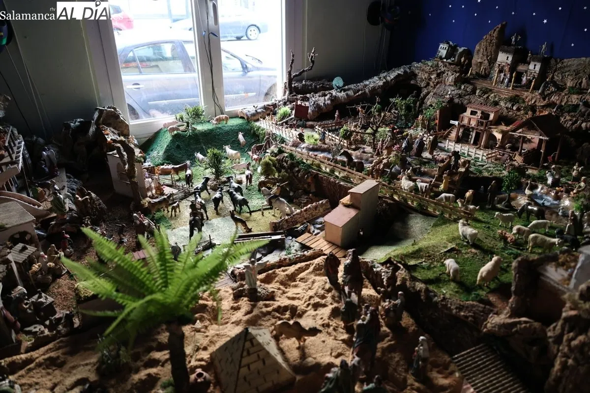 Imágenes del Belén 'Las ventanas navideñas', en la vivienda de Teo y Concha, en la avenida de Portugal de Salamanca. Fotos: David Sañudo