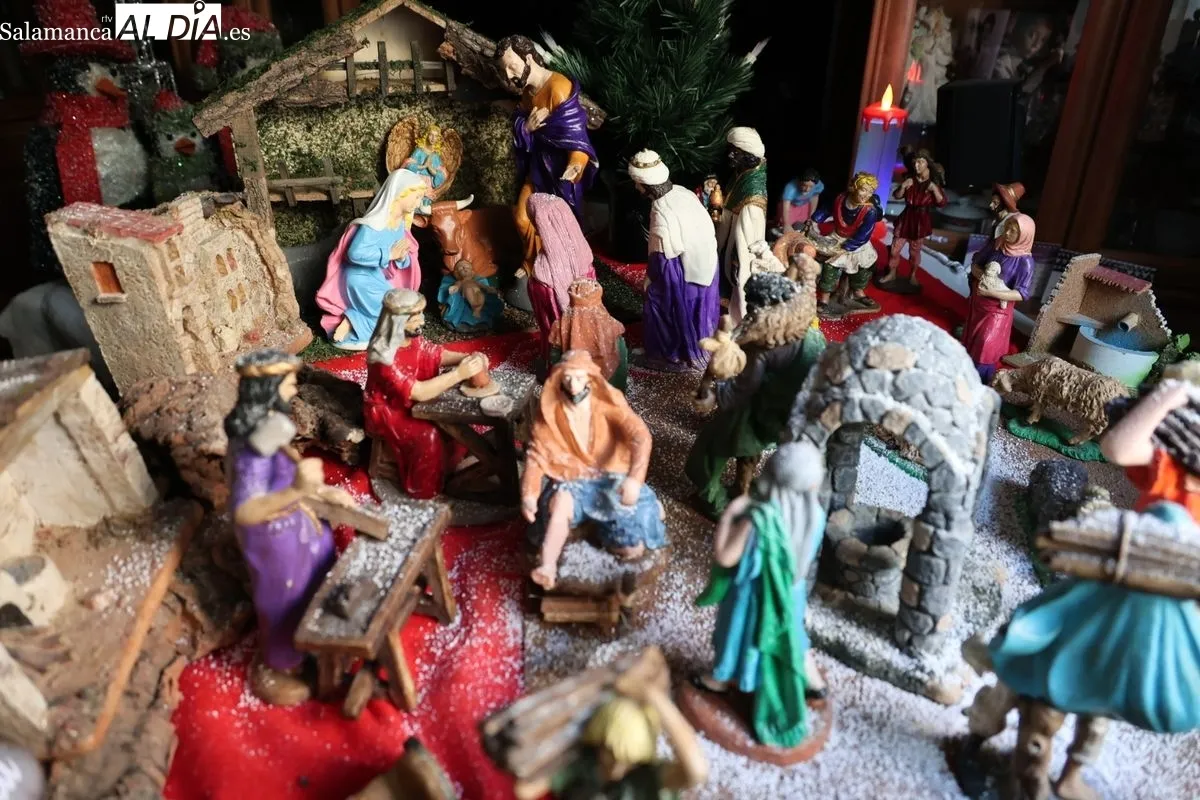 Imágenes del Belén 'Las ventanas navideñas', en la vivienda de Teo y Concha, en la avenida de Portugal de Salamanca. Fotos: David Sañudo