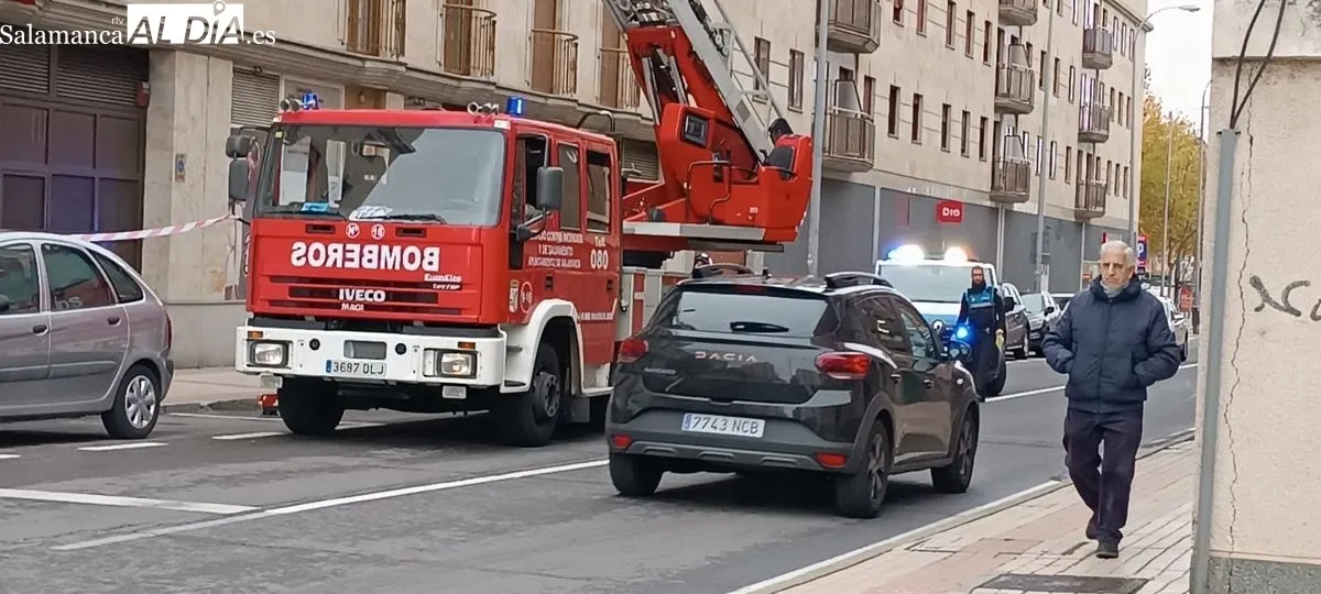 Foto 2 - FOTOS | Intervenci&oacute;n de los Bomberos en El Rollo por el riesgo de desprendimiento de tejas en un edificio