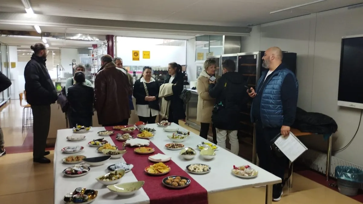 Foto 2 - Santa Marta entrega los diplomas a los 20 alumnos de los programas de empleo 'Recreatio' y 'Catering Social'