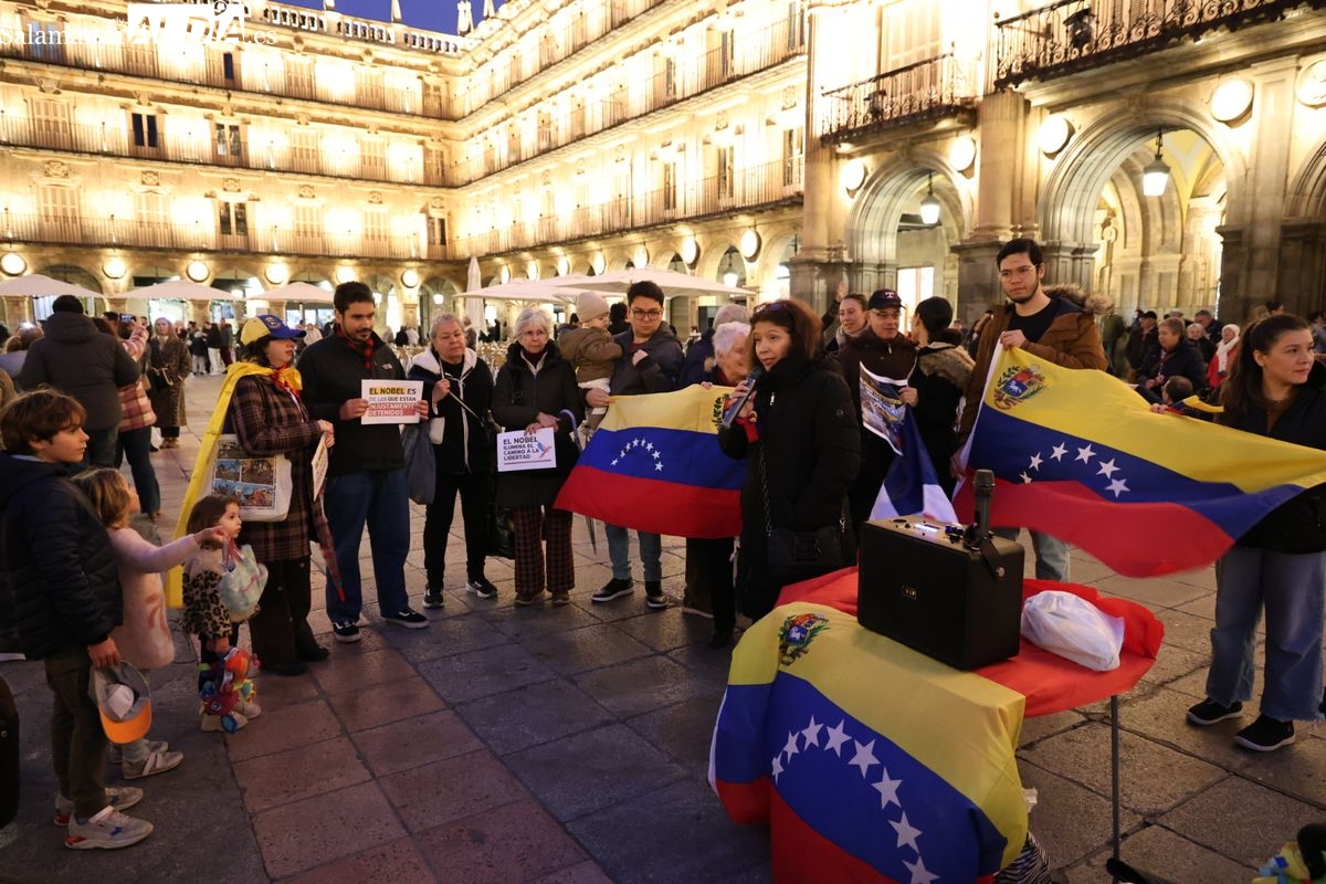 Venezolanos en Salamanca celebran Nobel de Machado en la Plaza