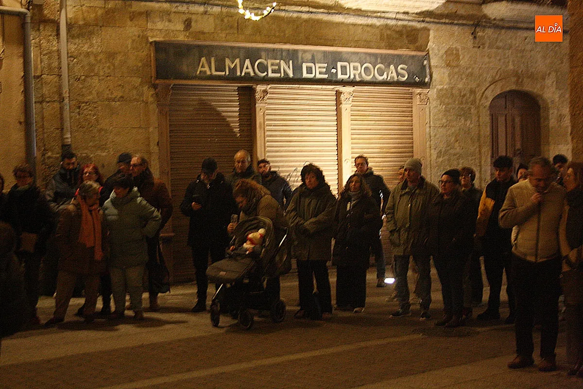 Foto 3 - La Coral Renacer llena de m&uacute;sica navide&ntilde;a la calle Madrid 