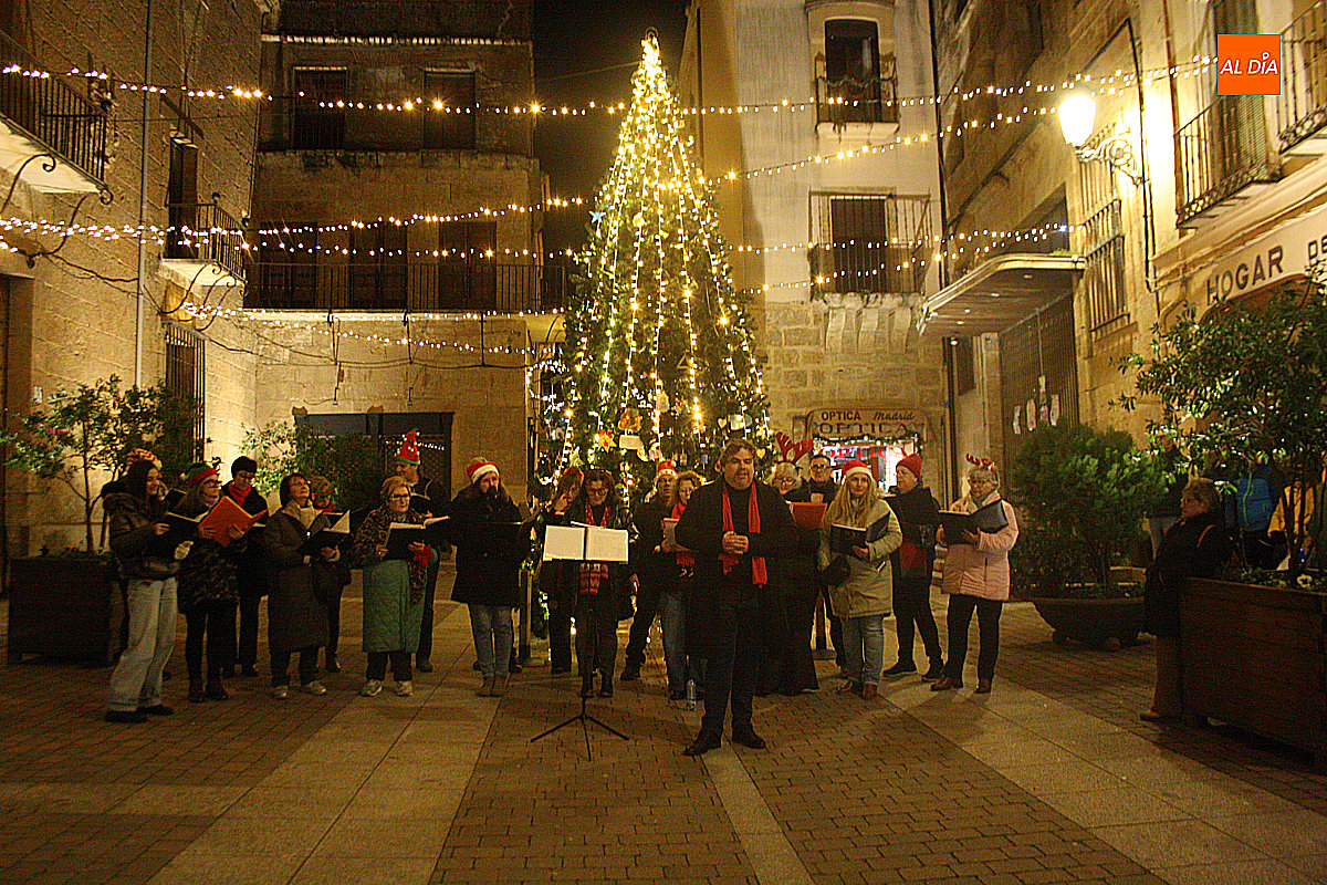 La Coral Renacer llena de música navideña la calle Madrid 