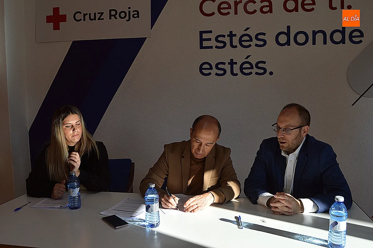 Firma de convenio en la sede de Cruz Roja 