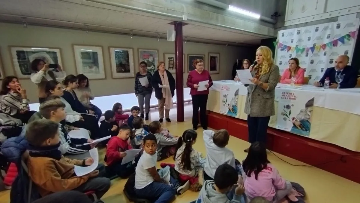 'Fiesta de cumpleaños' en la Escuela Municipal de Hostelería para conmemorar el nacimiento de la escritora Carmen Martín Gaite