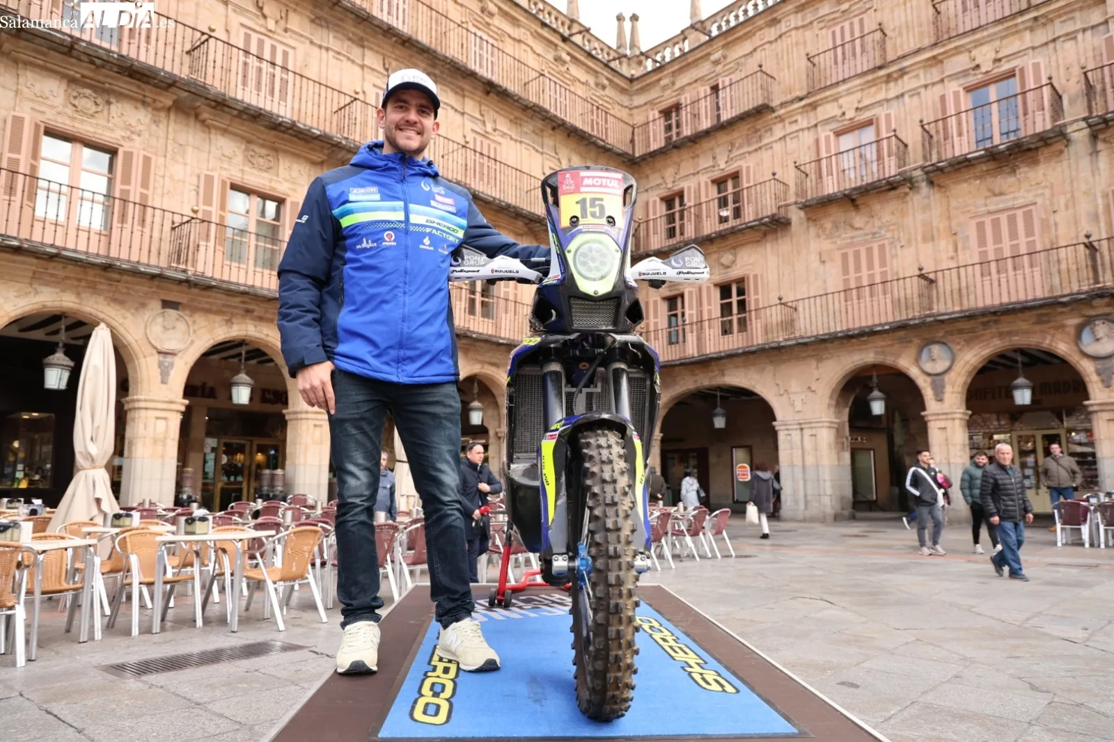 Santolino, en la Plaza Mayor, antes de irse al Dakar / Fotos: David Sañudo