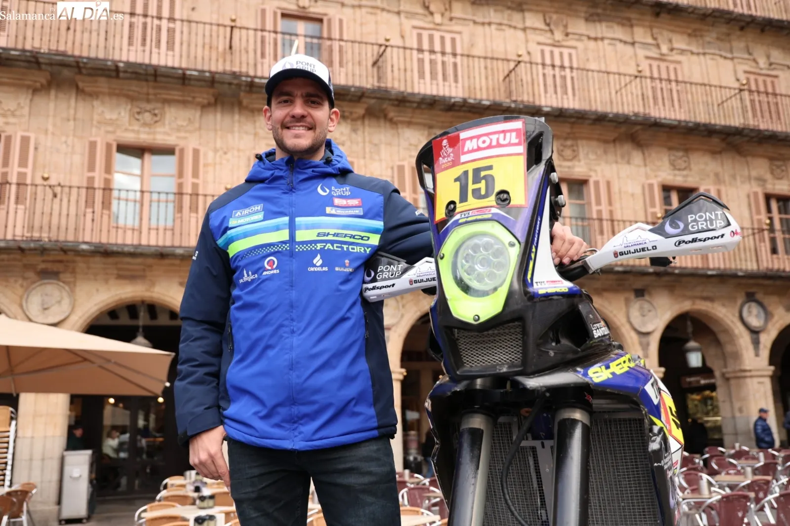 Santolino, en la Plaza Mayor, antes de irse al Dakar / Fotos: David Sañudo