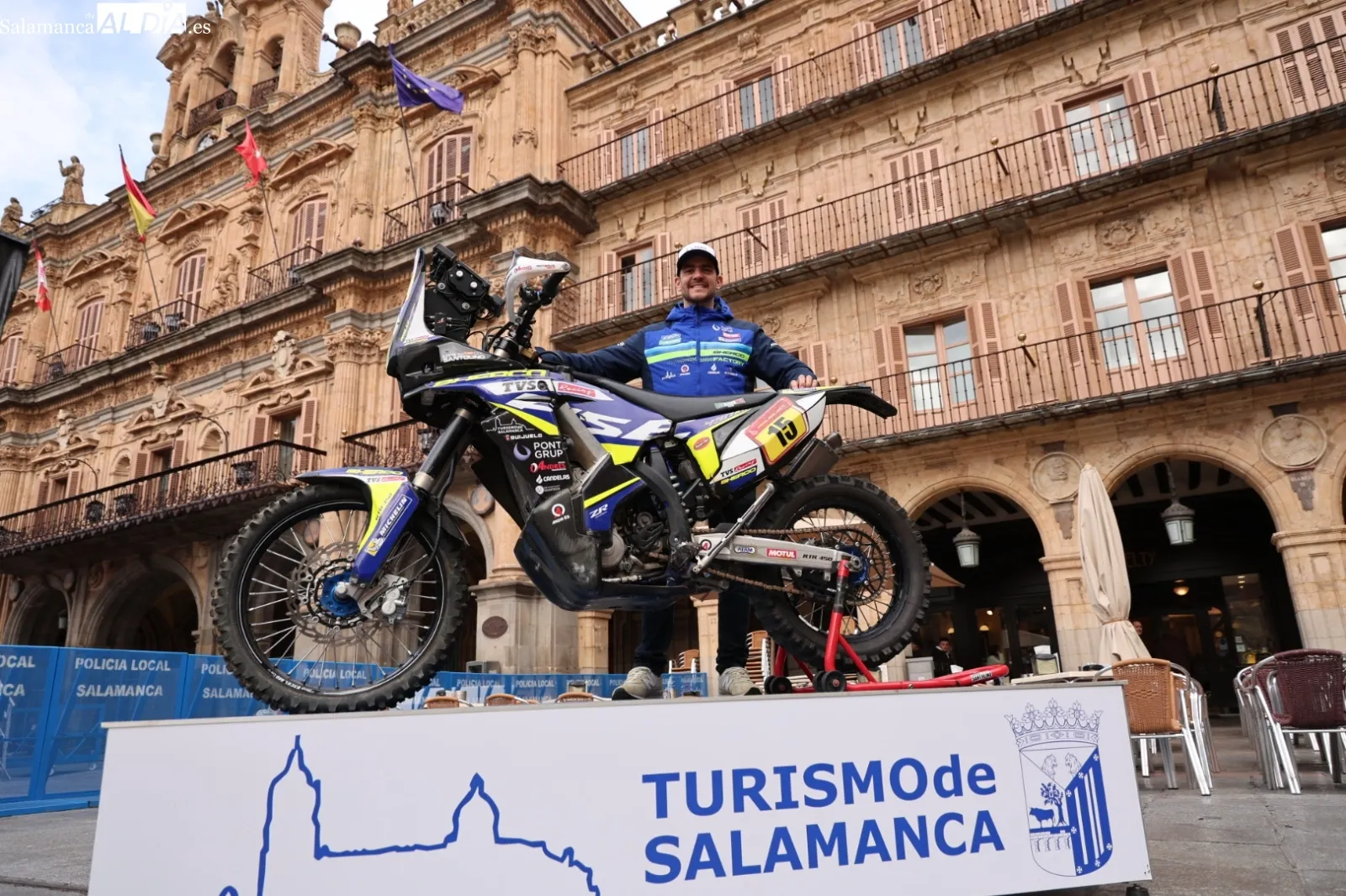 Santolino, en la Plaza Mayor, antes de irse al Dakar / Fotos: David Sañudo