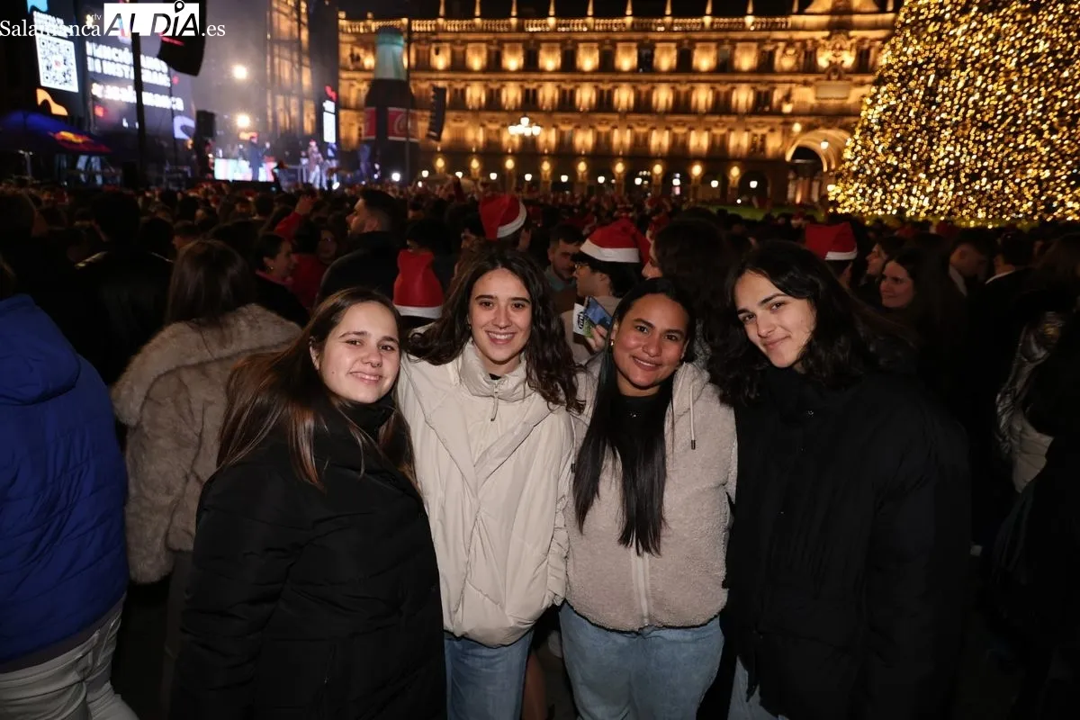 Grupos de amigos y compañeros en el Fin de Año Universitario