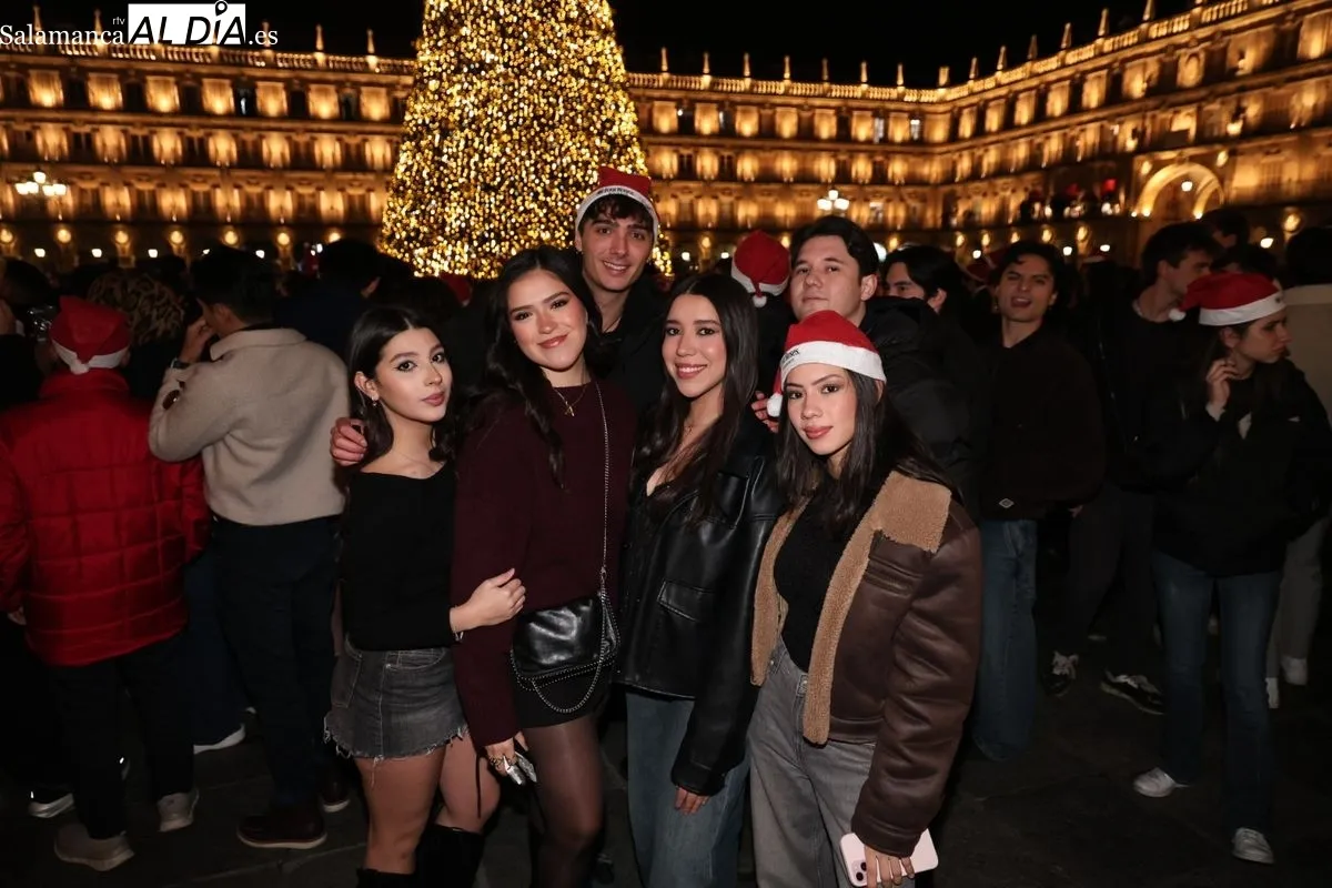 Grupos de amigos y compañeros en el Fin de Año Universitario