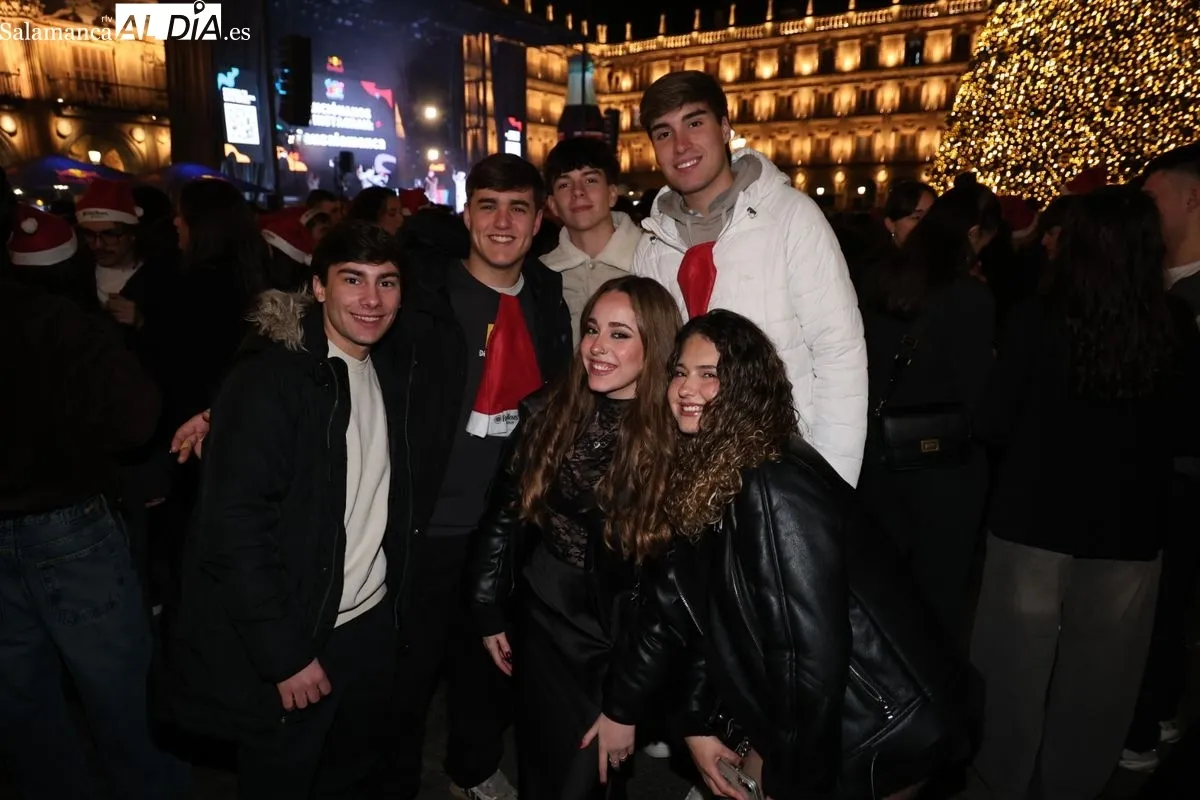 Grupos de amigos y compañeros en el Fin de Año Universitario