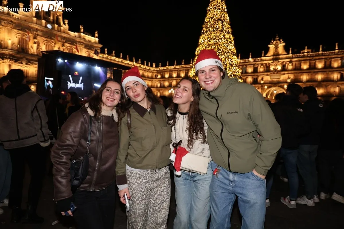 Grupos de amigos y compañeros en el Fin de Año Universitario