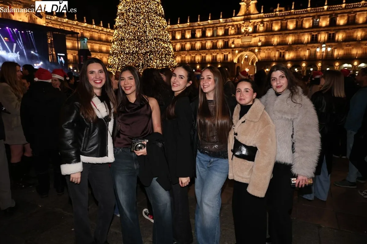 Grupos de amigos y compañeros en el Fin de Año Universitario