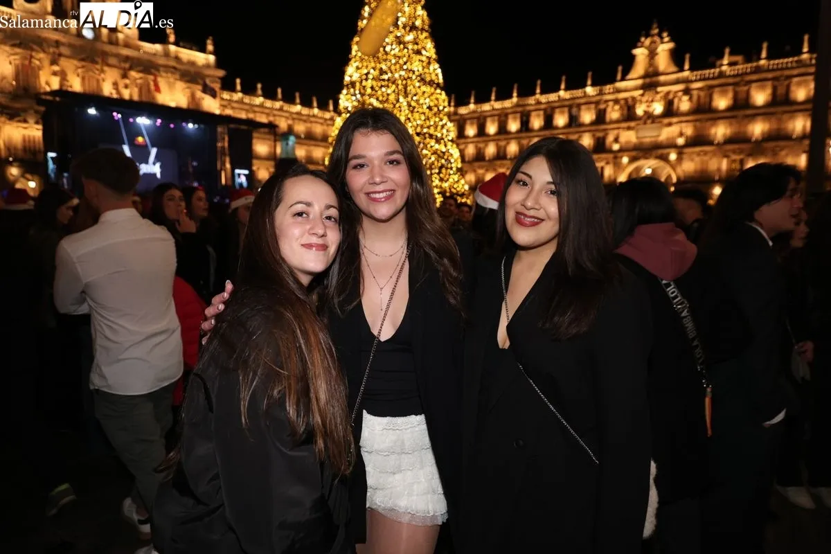 Grupos de amigos y compañeros en el Fin de Año Universitario