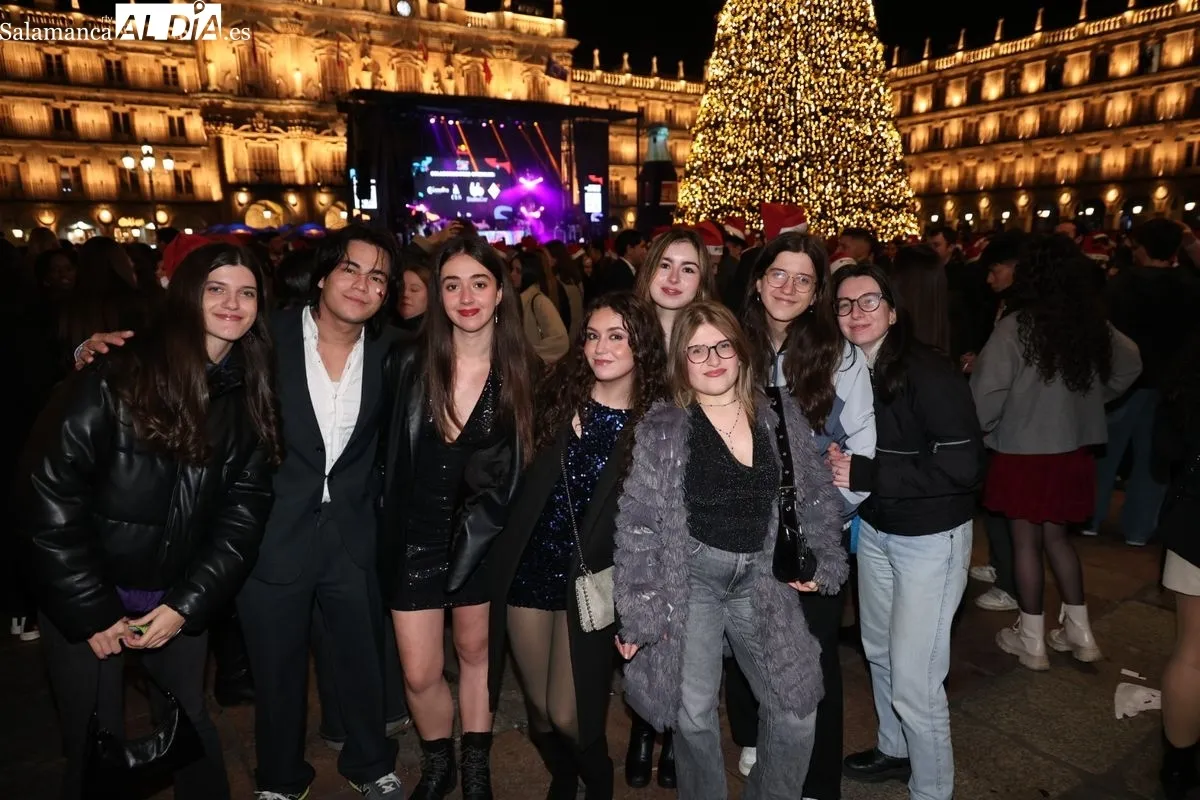 Grupos de amigos y compañeros en el Fin de Año Universitario