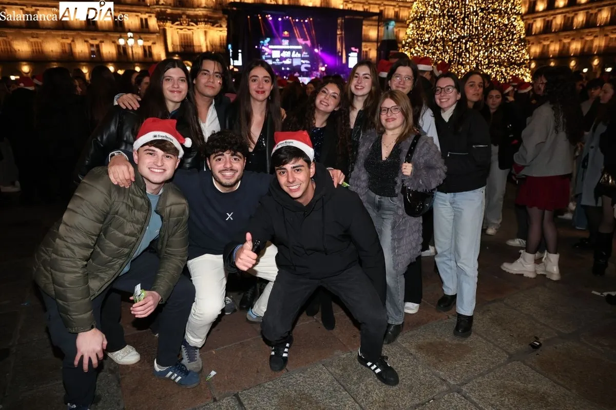 Grupos de amigos y compañeros en el Fin de Año Universitario