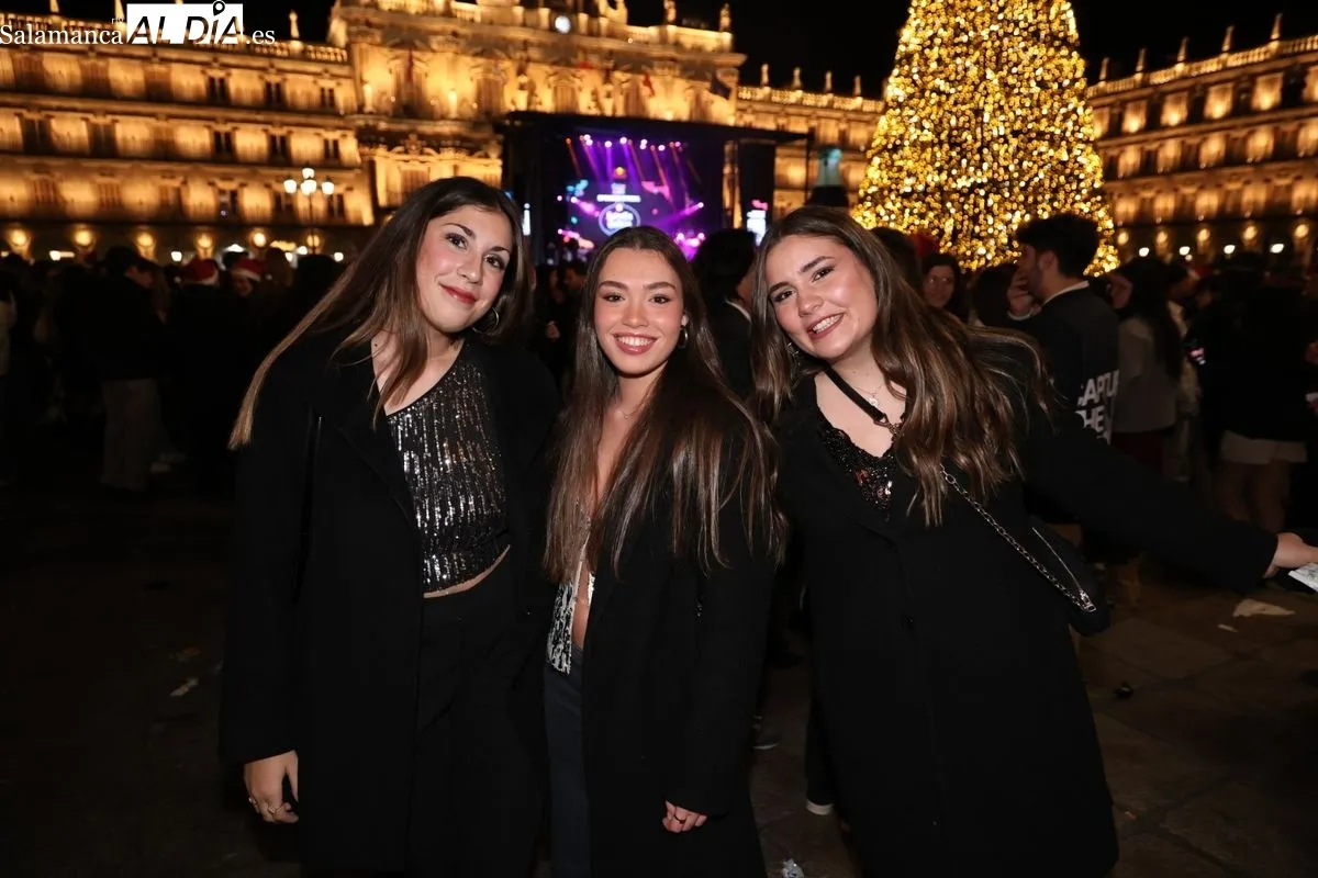 Grupos de amigos y compañeros en el Fin de Año Universitario