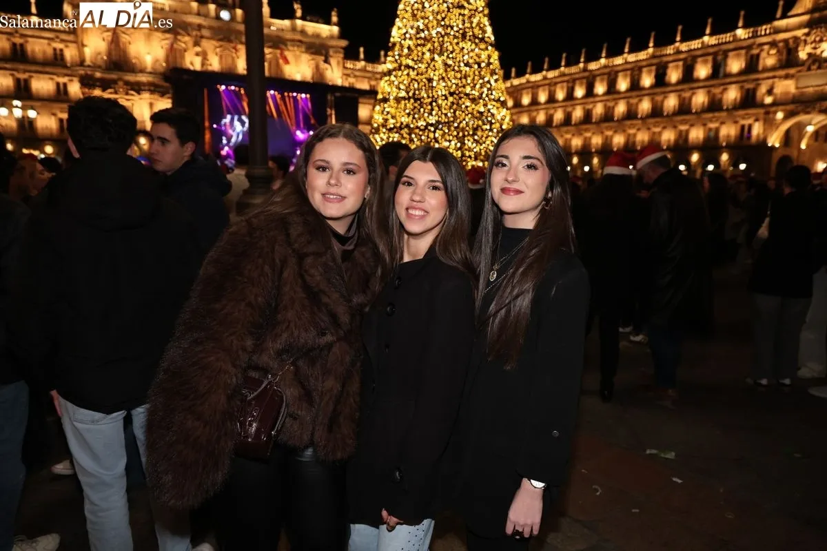 Grupos de amigos y compañeros en el Fin de Año Universitario