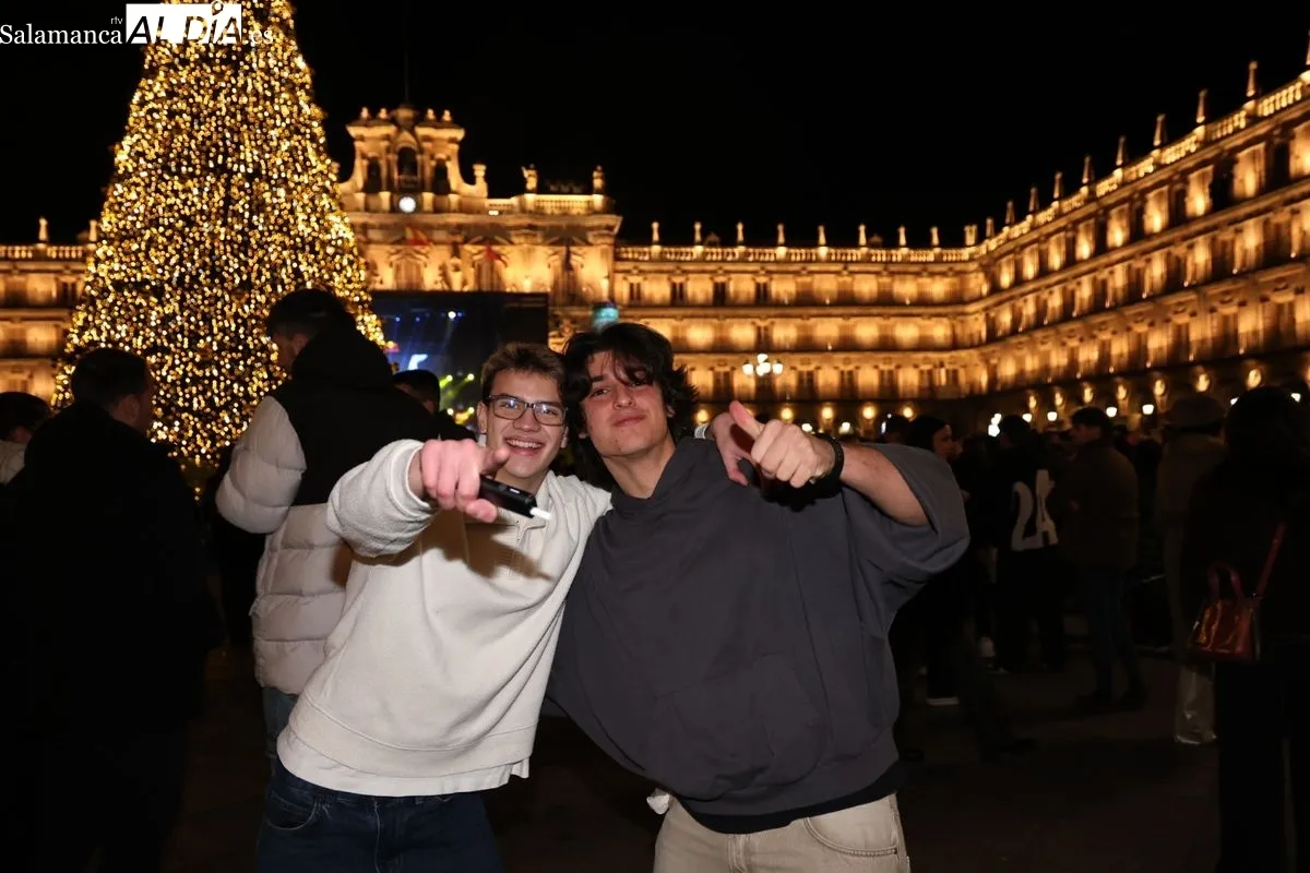 Grupos de amigos y compañeros en el Fin de Año Universitario