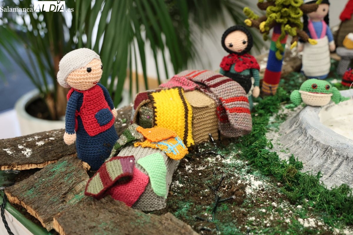 GALERÍA DE FOTOS | Más de 300 piezas de ganchillo dan vida a un Belén único creado en Salamanca 