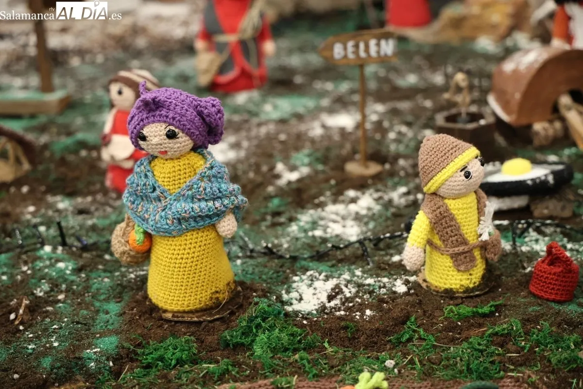 Más de 300 piezas de ganchillo dan vida a un Belén único creado en Salamanca | FOTOS: David Sañudo 