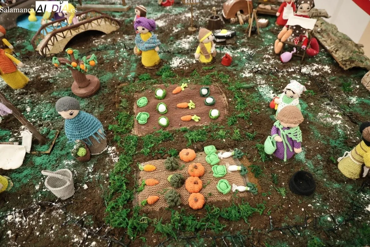 Más de 300 piezas de ganchillo dan vida a un Belén único creado en Salamanca | FOTOS: David Sañudo 