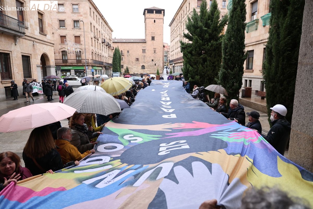 VÍDEO Y FOTOS | Abogados y arquitectos se concentran en Salamanca para exigir una 