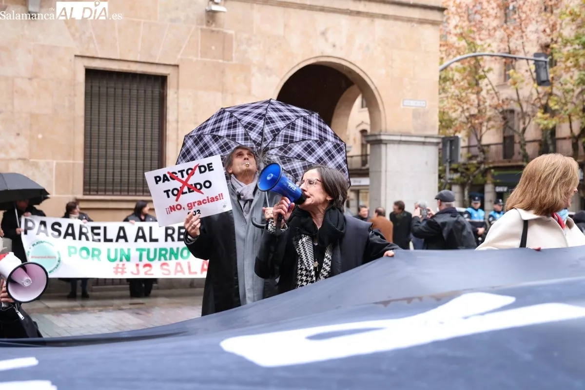 Abogados y arquitectos se concentran en Salamanca para exigir una 